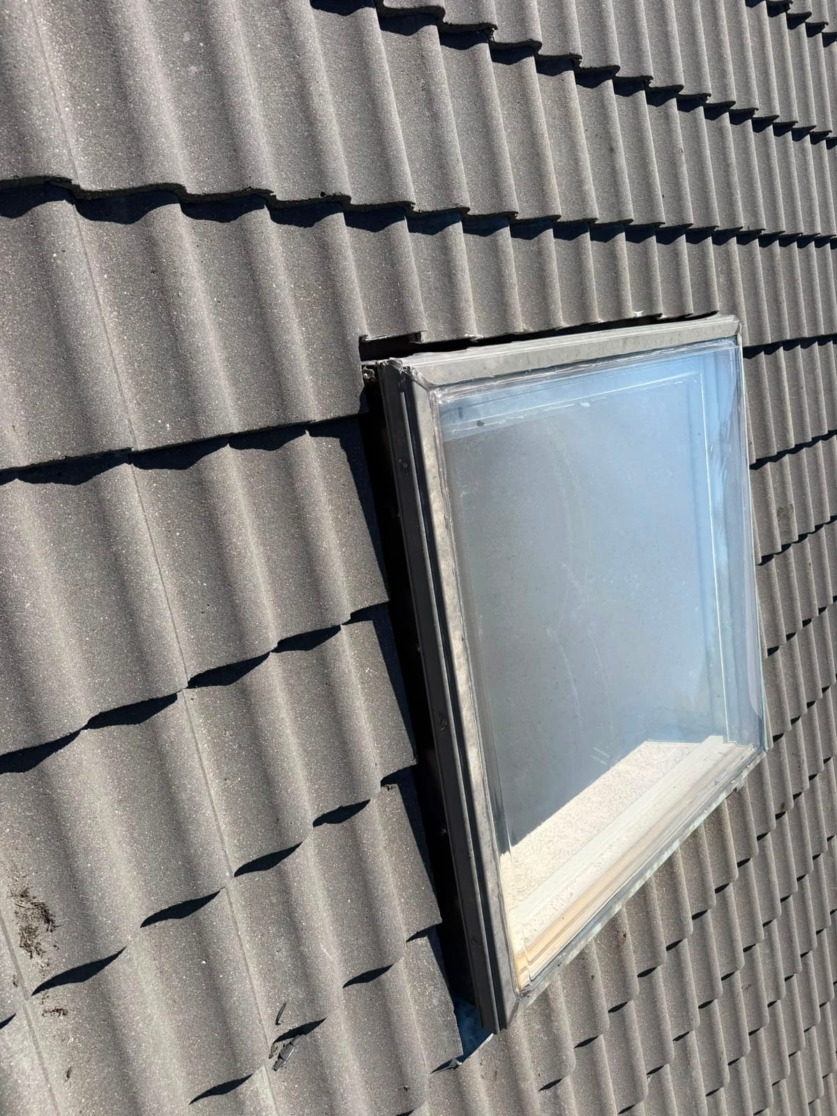 Profile flashing around a skylight on a concrete tile roof